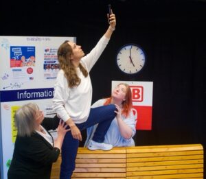Quickborner Speeldeel: Vier Aufführungen im Oktober – Vorverkauf läuft 🎭🚂